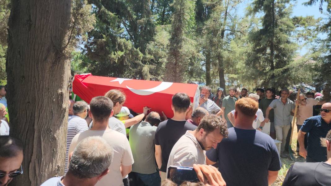 Feci kazada ölen polis Şükrü Kahyaoğlu ve ailesine son görev 10